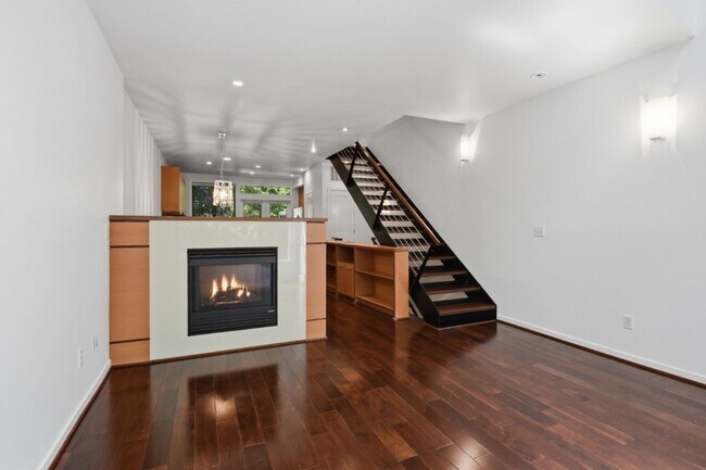 Building Photo - 2Bd/1.75Ba Bellevue Townhome