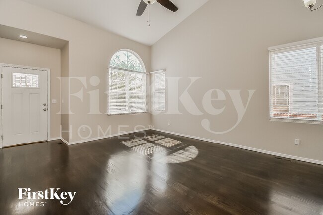 Foto del edificio - 10116 Kings Canyon Dr