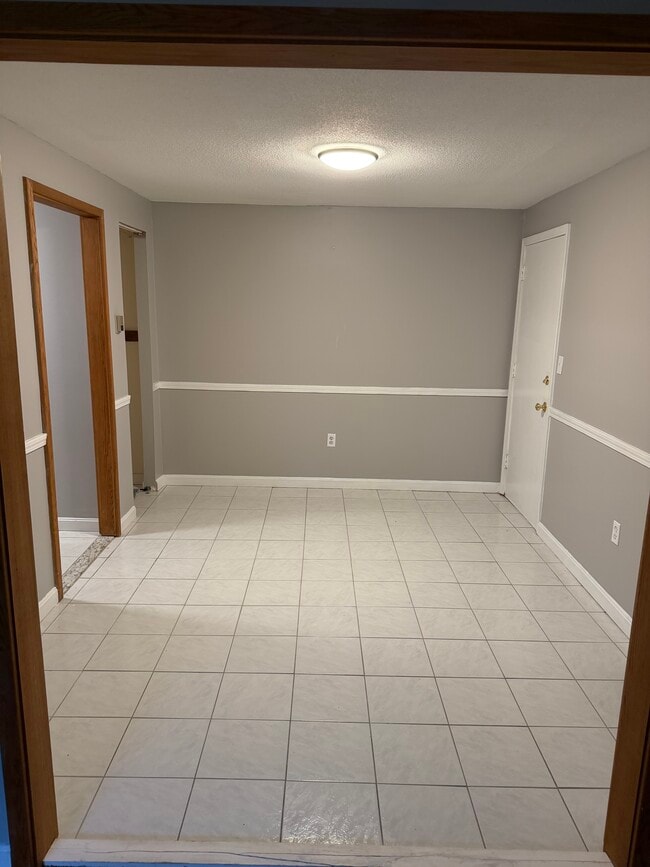 Building Photo - QC - 12R English Village Rd 102