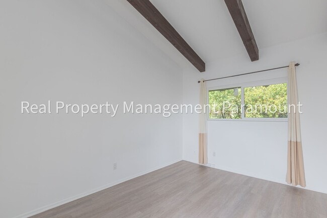 Building Photo - Don't miss out! 2 Bed 2 bath ready to go!