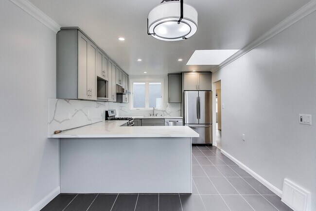 Building Photo - Recently Remodeled 3BR/3BA + Den Single Fa...