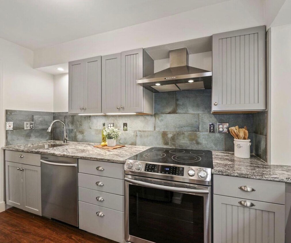 Building Photo - Cute 2 bed + 1 Bath SF House with 1 car ga...