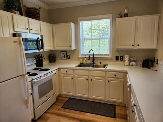 Foto del edificio - 6015 Catalina Dr