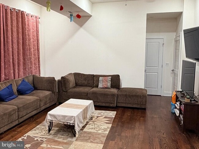 Building Photo - 1754 N Randolph St