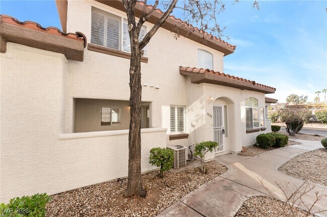 Foto del edificio - 8028 Desire Dr