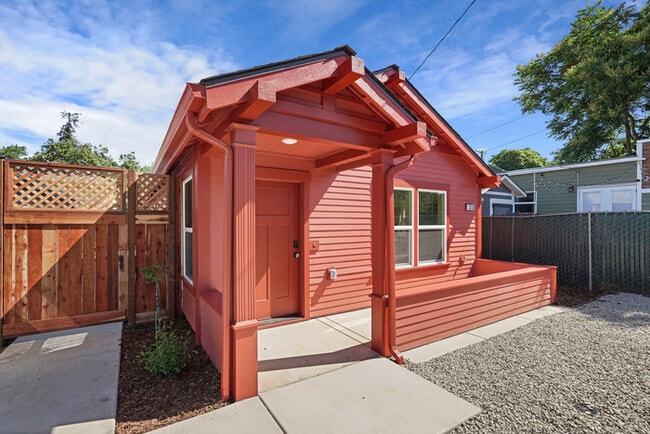 Foto del edificio - Beautifully Built 2/1 in North Oak Park Close to UC Davis + McGeorge Law School!