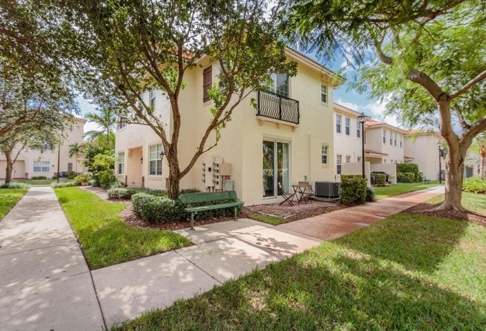 Primary Photo - 1020 E Longport Cir
