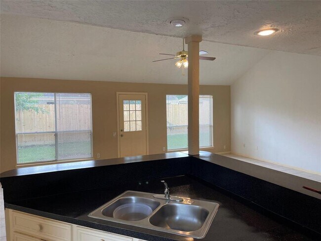 Building Photo - 122 Queens Ct