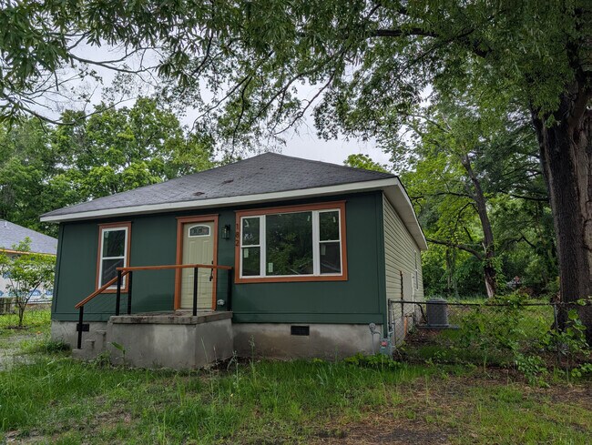 Foto del edificio - Room in House on Dixon Cir