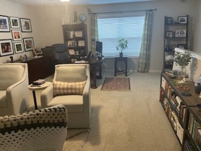 Building Photo - 3 Bdrm 3 bath Inviting home, clubhouse, sw...