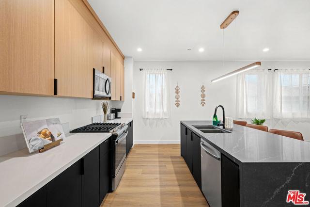 Foto del edificio - 835 N McCadden Pl