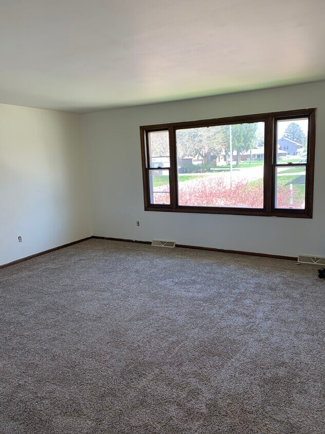 Living room. - 854 Roosevelt N Ave