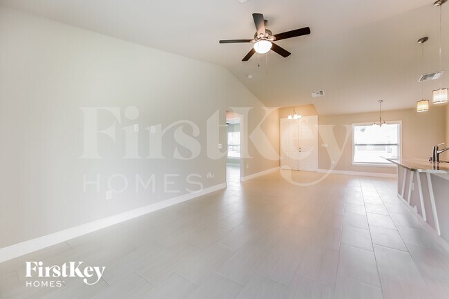 Building Photo - 845 Chezy St E