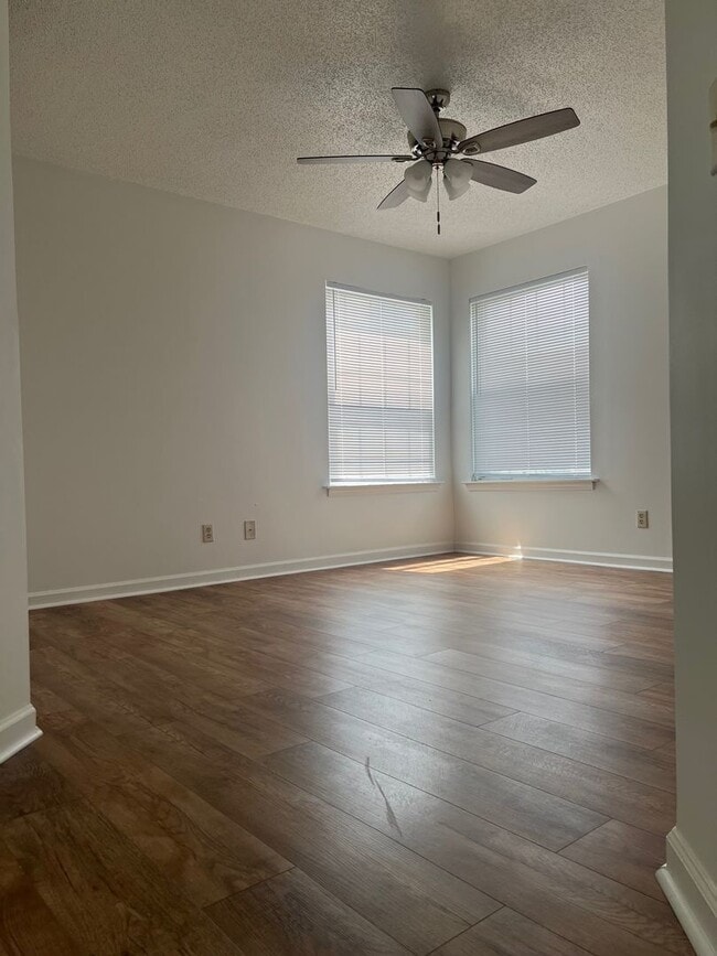 Foto del edificio - Remodeled 3 Bedroom Condo In a Prime Location!!!  ~ Annual Rental ~