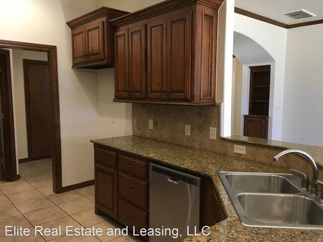 Building Photo - 4 br, 2.5 bath House - 306 BUTTERFIELD TRAIL