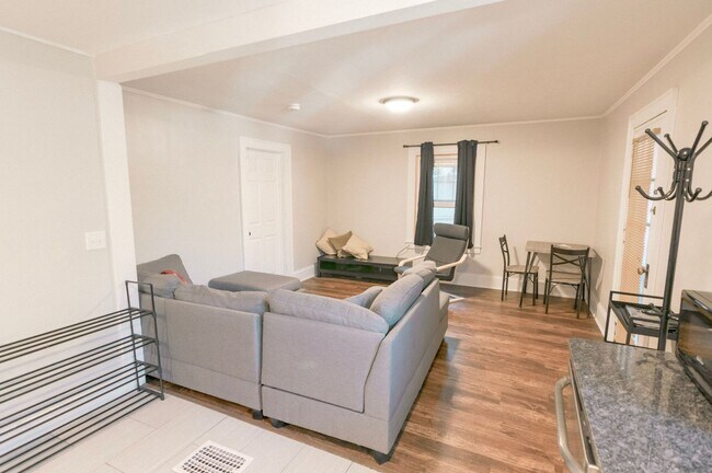 Foto del edificio - Room for Rent in 5 Bedroom House