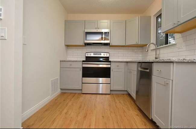 Kitchen - 157 Shelter Rock Rd