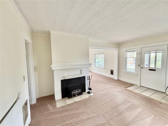 Building Photo - 4457 Woodland Park Ave N