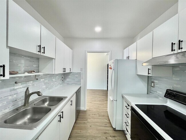 Foto del edificio - 400 N Riverside Dr