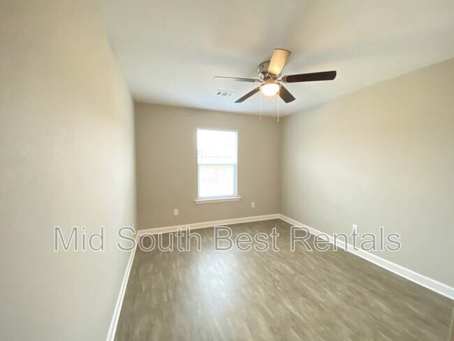 Foto del edificio - 207 Redbud Ct