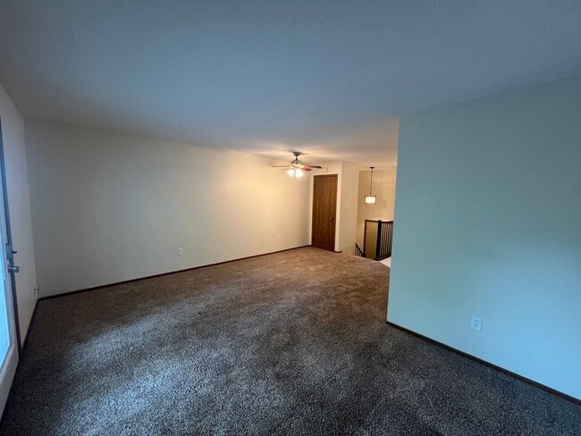 Building Photo - 2-bedroom, 1.5 bathroom Townhome