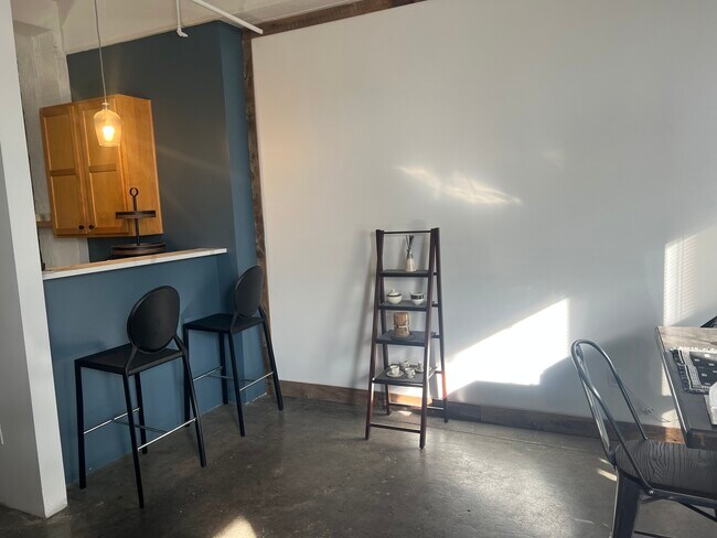 De la barra a la cocina - 523 Grand Blvd