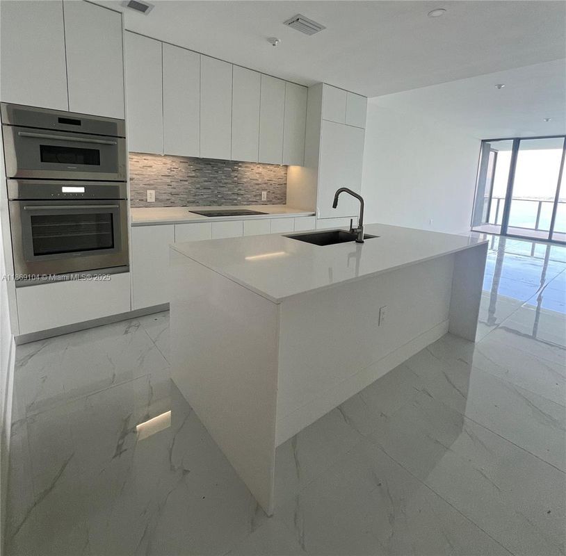 Foto del edificio - 700 NE 24th St