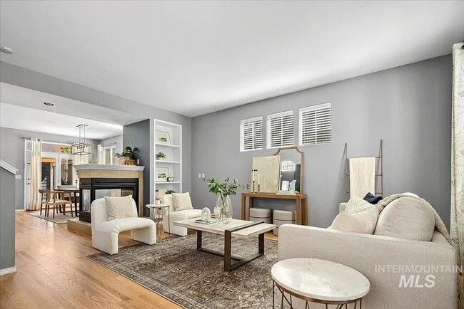 Building Photo - Charming 3 bedroom 2.5 bathroom in Desirable Area!