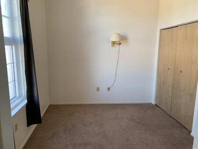Building Photo - 2 bedroom in Coraopolis PA 15108