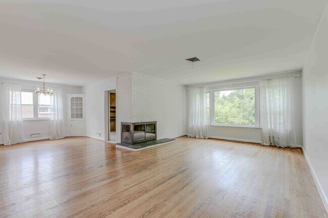 Foto del edificio - 3215 Brooklawn Ter