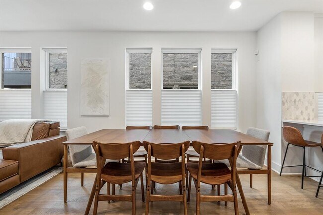 Foto del edificio - 2409 Simond Ave