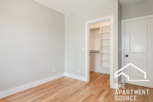 Foto del edificio - 2457 W Logan Blvd