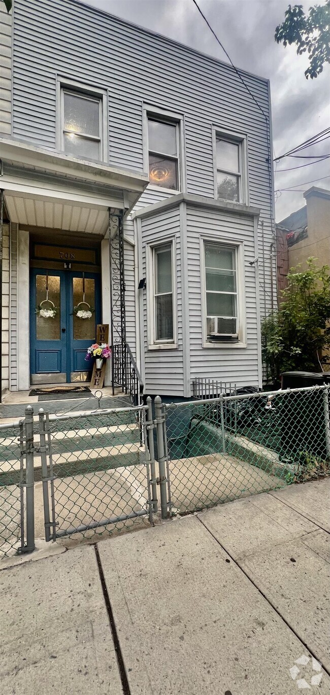 Building Photo - 708 6th St