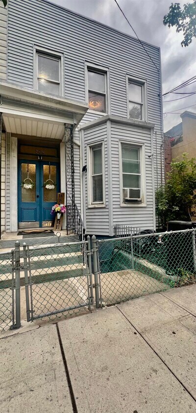 Primary Photo - 708 6th St