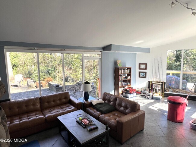 Building Photo - 620 Laverne Pl