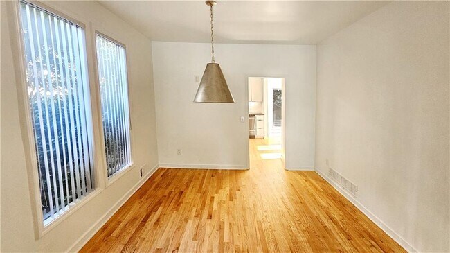 Building Photo - 1086 Pine Grove Ave NE
