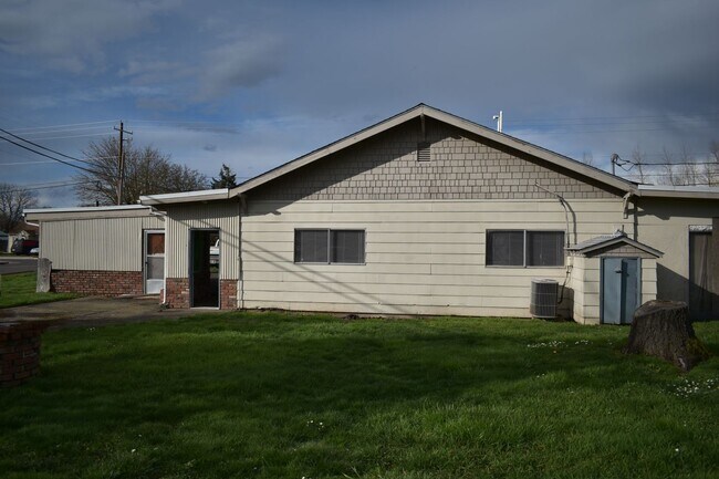 Foto del edificio - Spacious home on big lot!