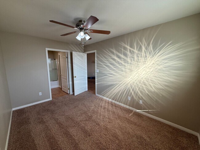 Foto del edificio - Spacious home with Solar!