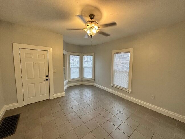 Building Photo - SE Side Large 3 Bedroom Unit