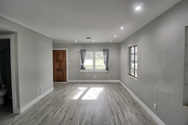 Foto del edificio - 3027 E Crystal Lake Ave
