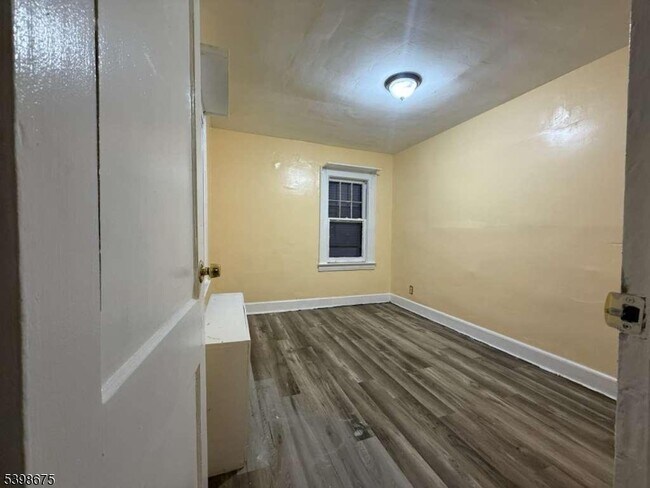 Foto del edificio - 579 Leo St