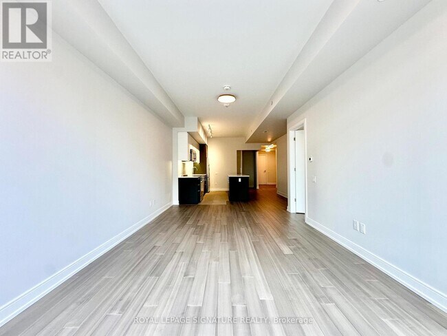 Building Photo - 664 Spadina Ave.