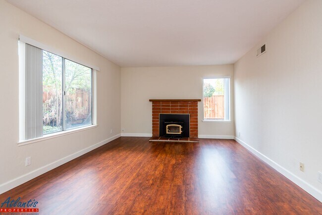 Building Photo - Lovely Cambrian Home | Private Yard