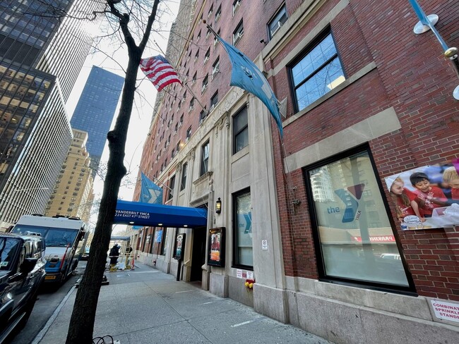 Building Photo - 210 E 47th St