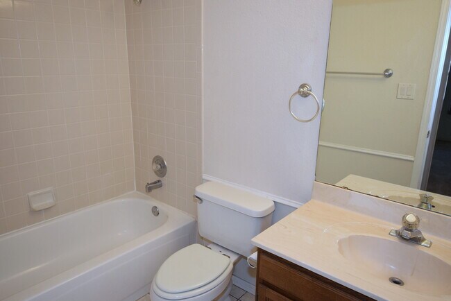 Building Photo - 3 Bed 2 Bath 1700 SF