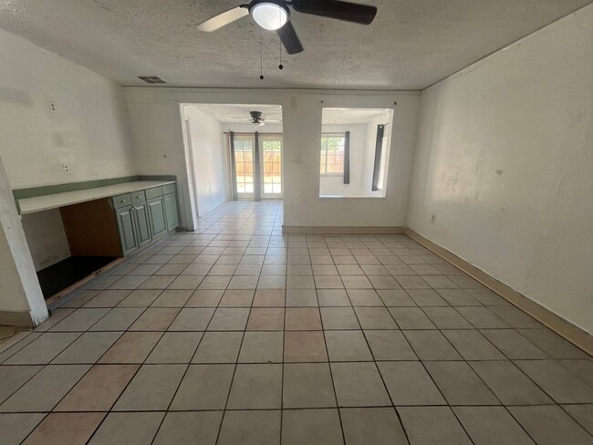 Building Photo - Located in the Heart of Tehachapi!