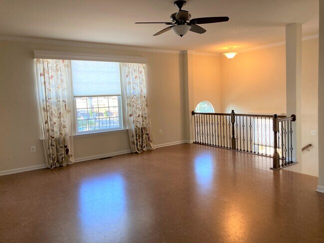 Sala de estar soleada - 8 Lamplighter Ln
