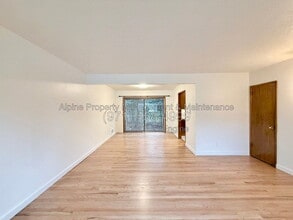Building Photo - 7030 SW Canyon Crest Dr