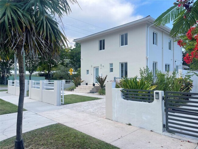 Foto del edificio - 383 SW 25th Rd