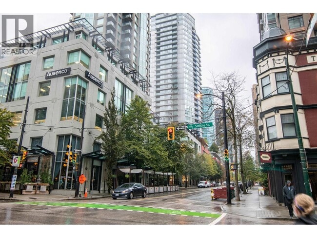 Building Photo - 833 Homer St